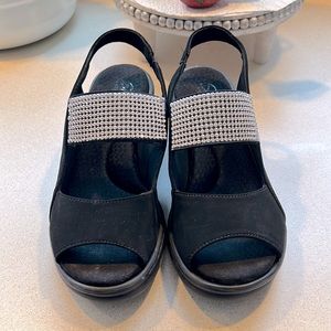 SKECHERS MEMORY FOAM WEDGE SANDALS 7 WITH BAND OF CRYSTALS!